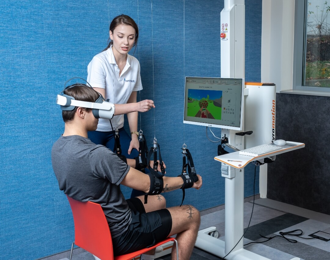 Tyromotion-Diego-rehabilitacja-kończyn-górnych-w-odciążeniu-i-virtualnej-rzeczywistości-Skyfi
