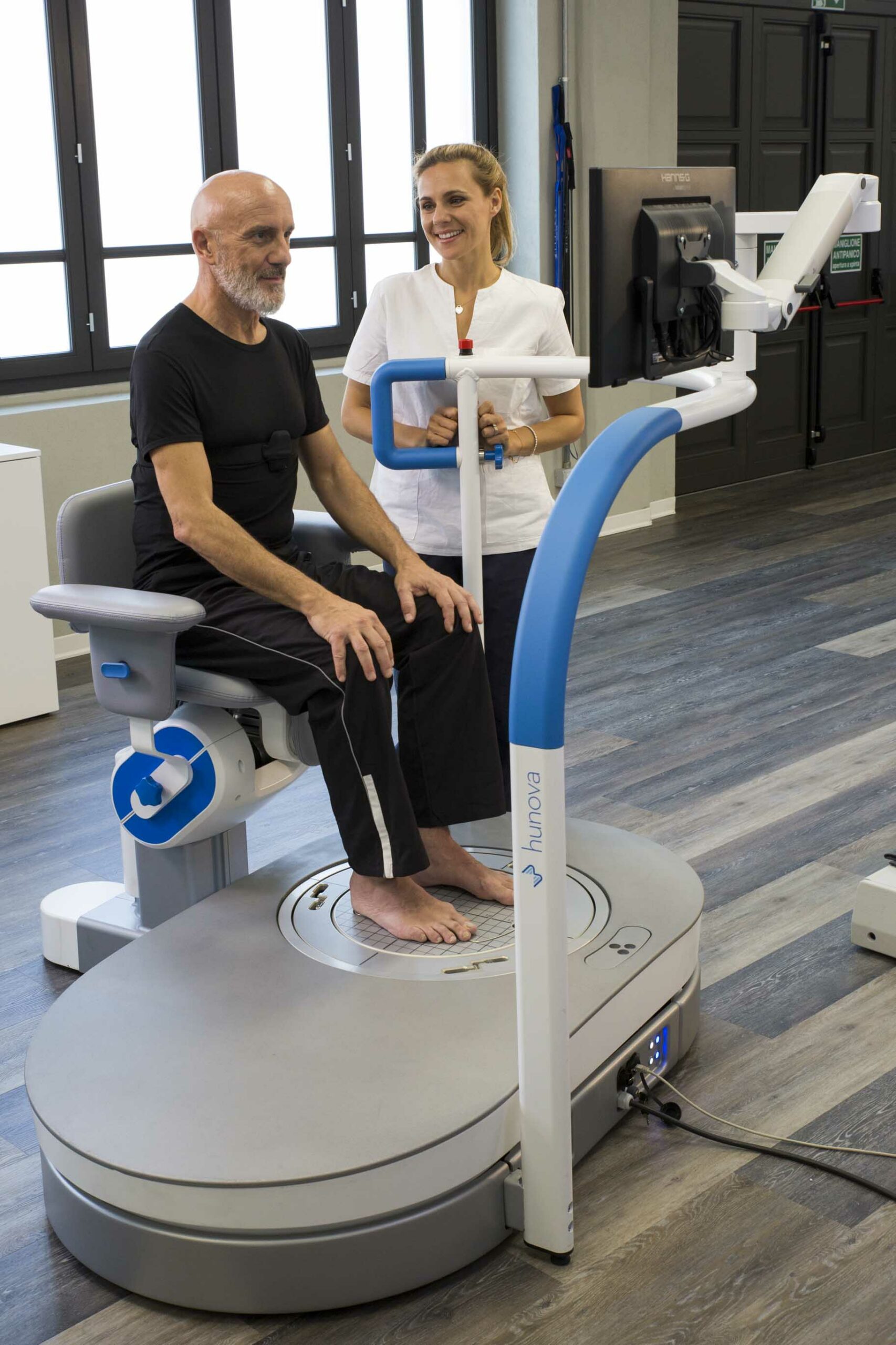 hunova-stacjonarny-robot-rehabilitacyjny-kończyn-dolnych-urządzenie-robotyczne-do-rehabilitacji-rehabilitacja-neurologiczna-geriatryczna-ortopedyczna-skyfi