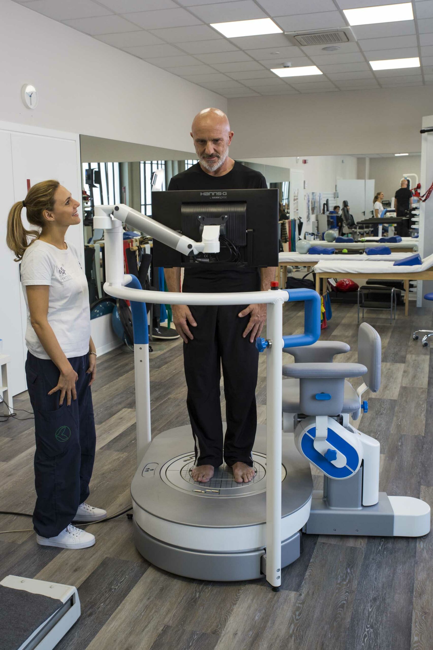 hunova-stacjonarny-robot-rehabilitacyjny-kończyn-dolnych-urządzenie-robotyczne-do-rehabilitacji-rehabilitacja-neurologiczna-geriatryczna-ortopedyczna-sportowców-skyfi-huno
