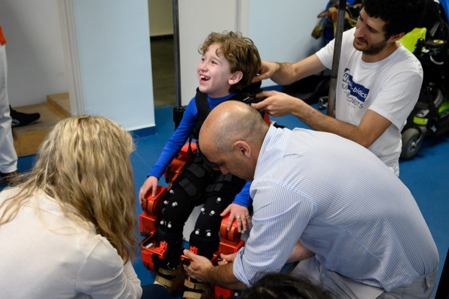 Marsi-Bionics-egzoszkielet-pediatria-rehabilitacja-neurologiczna-nowoczesny-ośrodek-skyfi