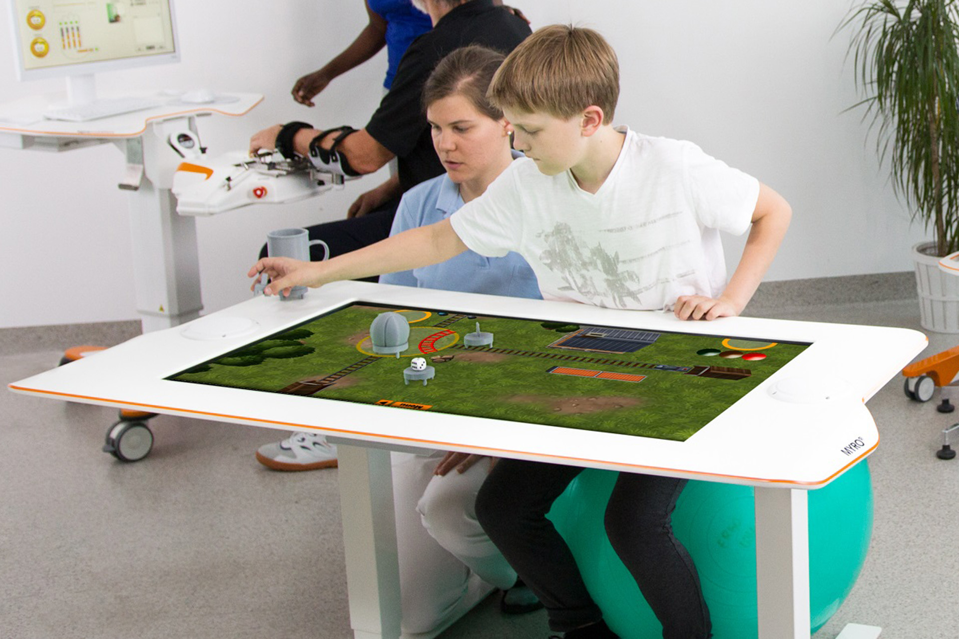 Tyromotion-Myro-interaktywna-tablica-do-rehabilitacji-kkgórnych-Skyfi