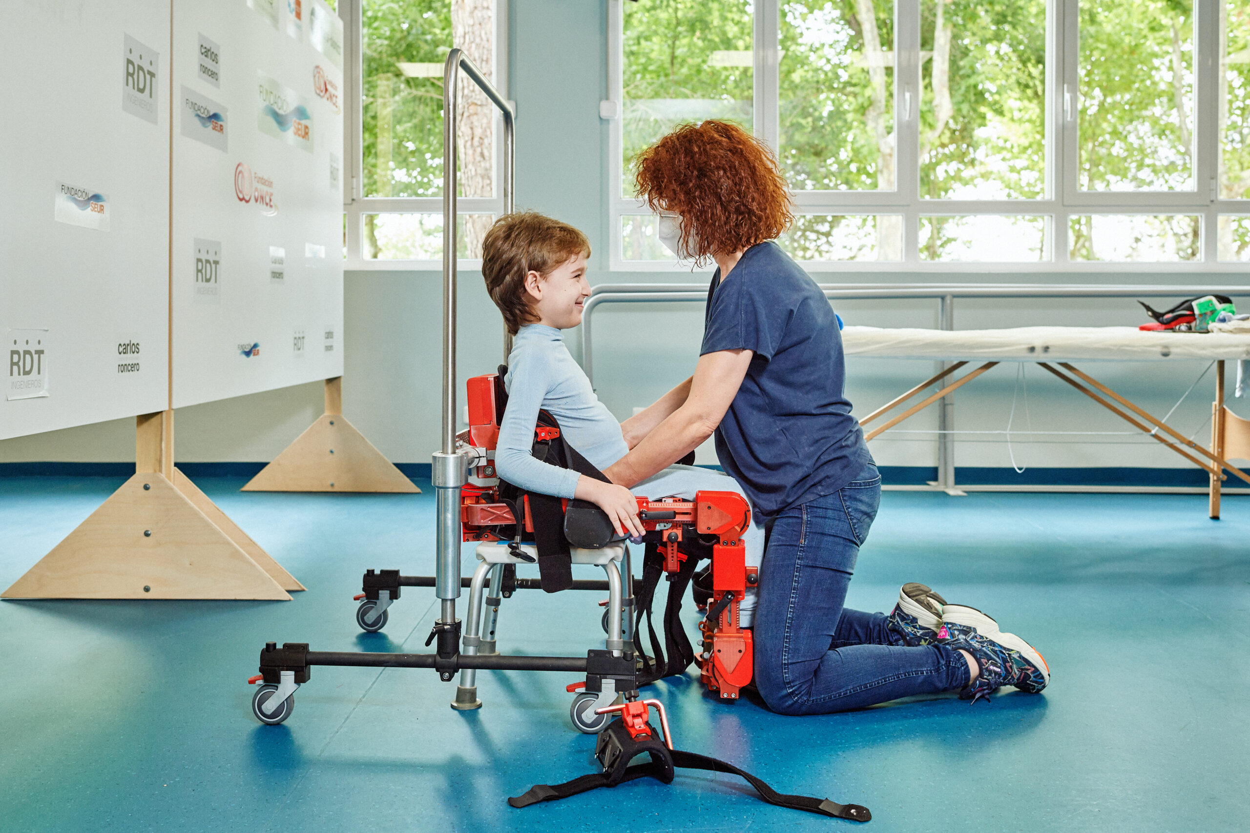 Marsi-Bionics-egzoszkielet-dla-dzieci-rehabilitacja-dzieci-egzoszkielet-pediatryczny-Skyfi