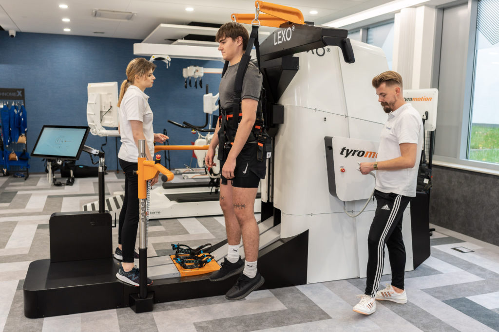 Tyromotion-Lexo-zrobotyzowana-rehabilitacja-chodu-end-effector-Nordmedic-Skyfi