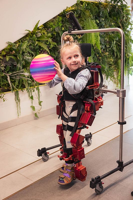 egzoszkielet-dla-dzieci-atlas-marsi-bionics-skyfi