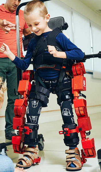 Marsi-Bionics-egzoszkielet-pediatryczny-uszkodzenia-rdzenia-konkurs-mz-rehabilitacja-roboty-2023-skyfi