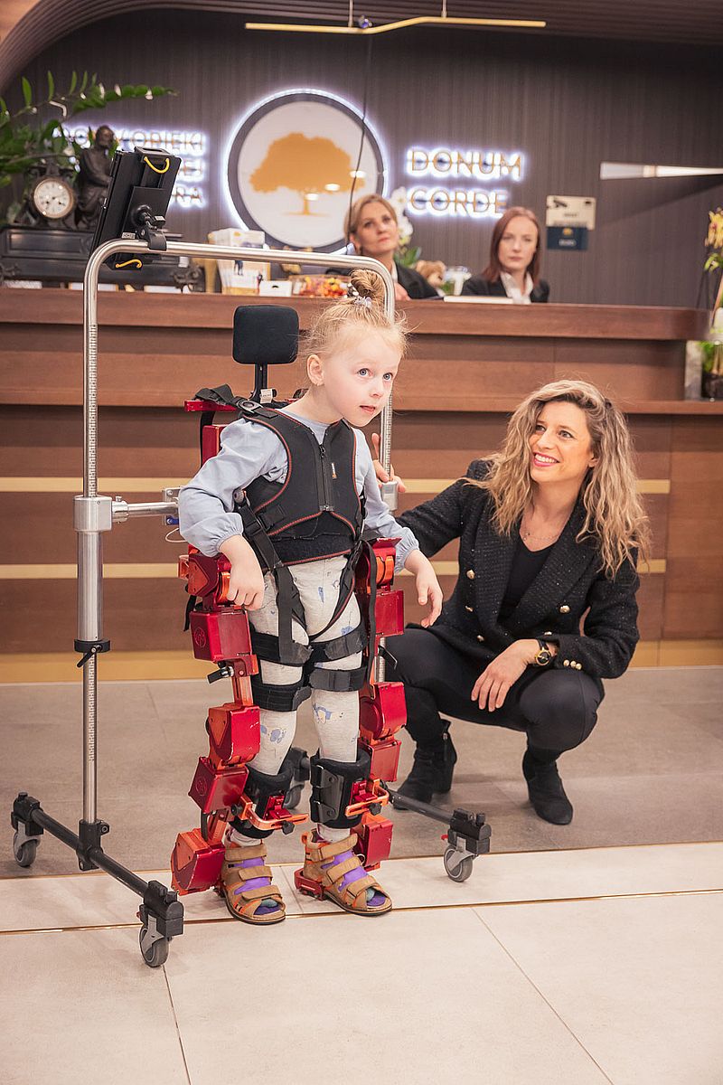 Egzoszkielet-dla-dzieci-rehabilitacja-pediatrczyna-Skyfi