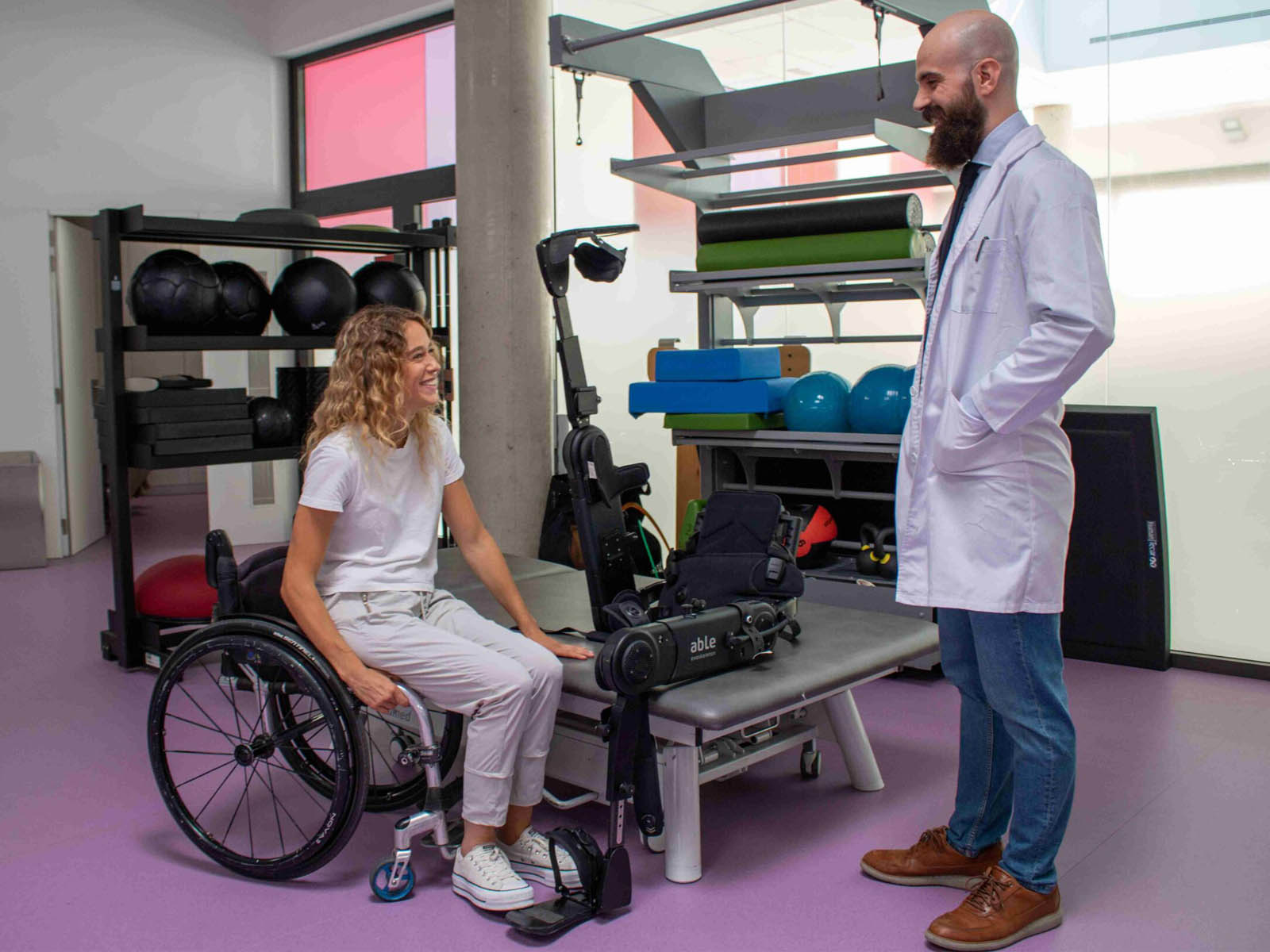 zakladanie-egzoszkieletu-able-urzadzenie-robotyczne-robot-rehabilitacyjny-sq